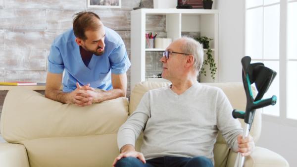 6 سوال مهم که باید پیش از انتخاب شغل پرستاری سالمند از خود بپرسید