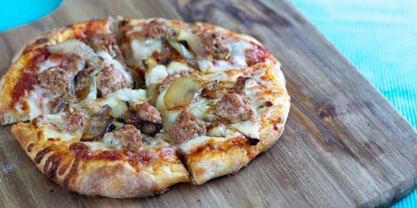 طرز تهیه پیتزا سوسیس با پیاز کاراملی و قارچ ؛ یک غذای خوشمزه و ساده