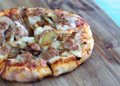 طرز تهیه پیتزا سوسیس با پیاز کاراملی و قارچ ؛ یک غذای خوشمزه و ساده