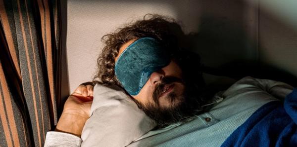 استفاده از ماسک چشم هنگام خواب فقط برای پرهیز از نور زیاد بیرون نیست و مزایای ذهنی شگفت انگیزی می تواند داشته باشد!