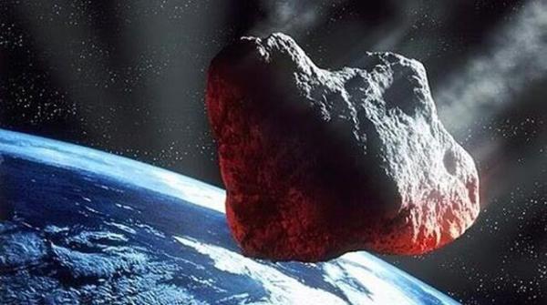 عبور یک سیارک از بیخ گوش زمین